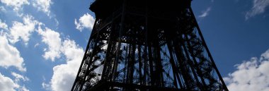 Fransa 'nın başkenti Paris' teki Eyfel Kulesi 'nde (güzel bir gökyüzünün arka planında)) 