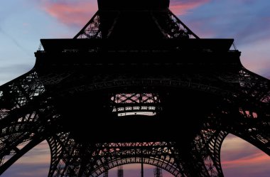 Fransa 'nın başkenti Paris' teki Eyfel Kulesi 'nde (güzel bir gökyüzünün arka planında)) 