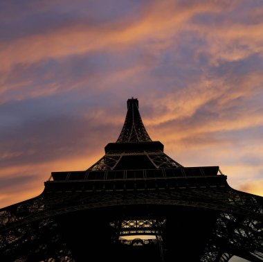 Fransa 'nın başkenti Paris' teki Eyfel Kulesi 'nde (güzel bir gökyüzünün arka planında)) 