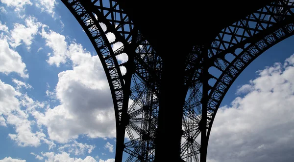 Torre Eiffel Contorno París Francia Sobre Fondo Hermoso Cielo —  Fotos de Stock