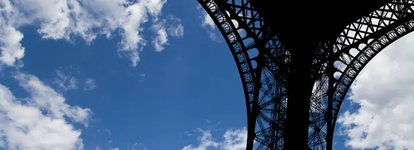 Torre Eiffel Contorno París Francia Sobre Fondo Hermoso Cielo —  Fotos de Stock