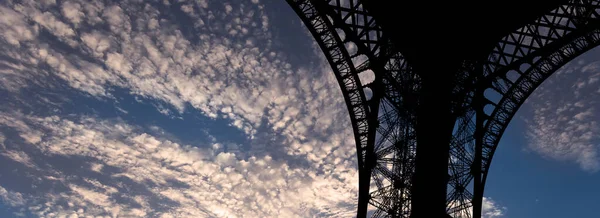 Torre Eiffel Contorno Paris França Fundo Belo Céu — Fotografia de Stock