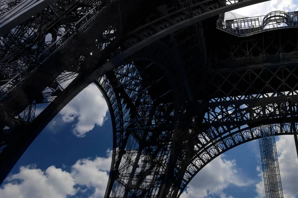 Torre Eiffel Contorno París Francia Sobre Fondo Hermoso Cielo — Foto de Stock