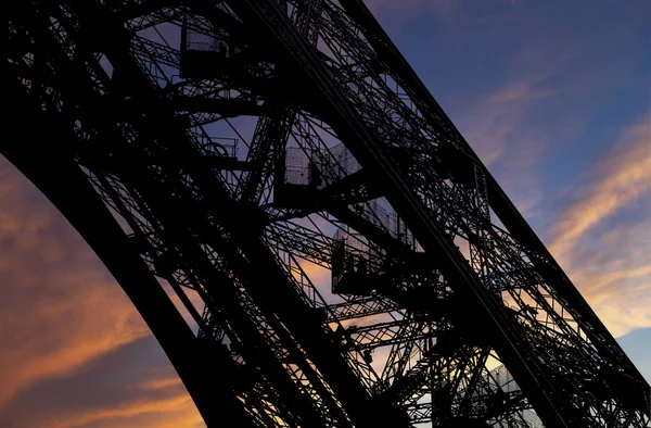 法国巴黎的埃菲尔铁塔 以美丽的天空为背景 — 图库照片