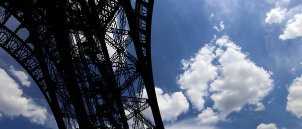 Torre Eiffel Contorno París Francia Sobre Fondo Hermoso Cielo —  Fotos de Stock
