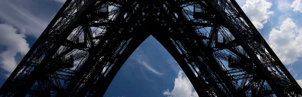 Torre Eiffel Contorno París Francia Sobre Fondo Hermoso Cielo —  Fotos de Stock