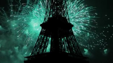 Paris, Fransa 'daki Eyfel Kulesi üzerinde kutlama havai fişekleri  