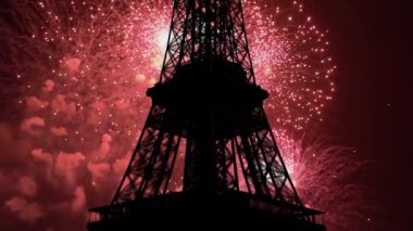Paris, Fransa 'daki Eyfel Kulesi üzerinde kutlama havai fişekleri  