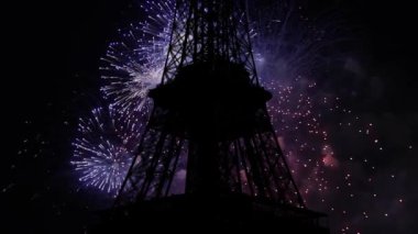 Paris, Fransa 'daki Eyfel Kulesi üzerinde kutlama havai fişekleri  
