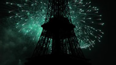 Paris, Fransa 'daki Eyfel Kulesi üzerinde kutlama havai fişekleri  