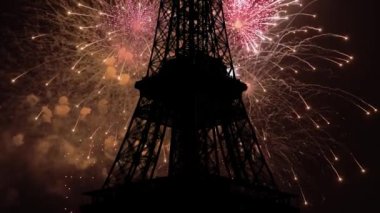 Paris, Fransa 'daki Eyfel Kulesi üzerinde kutlama havai fişekleri  