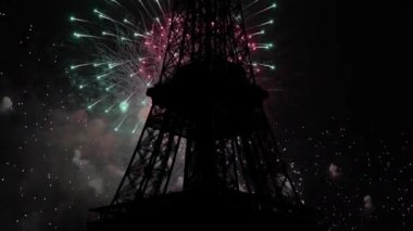Paris, Fransa 'daki Eyfel Kulesi üzerinde kutlama havai fişekleri  