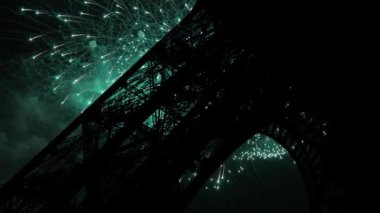 Paris, Fransa 'daki Eyfel Kulesi üzerinde kutlama havai fişekleri  