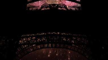 Paris, Fransa 'daki Eyfel Kulesi üzerinde kutlama havai fişekleri  