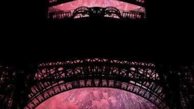 Paris, Fransa 'daki Eyfel Kulesi üzerinde kutlama havai fişekleri  