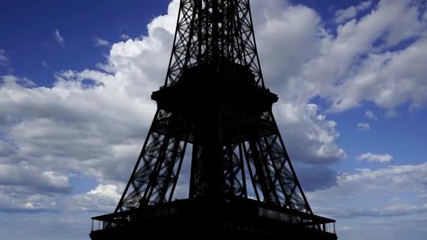 Torre Eiffel Parigi Francia Sullo Sfondo Nuvole Movimento — Video Stock