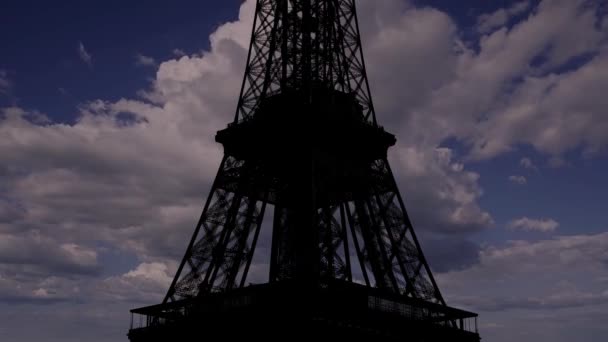 Torre Eiffel París Francia Sobre Fondo Nubes Movimiento — Vídeos de Stock