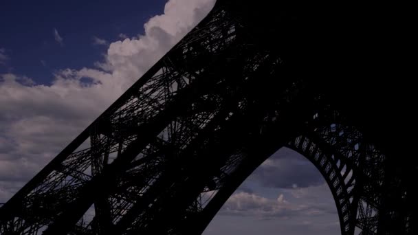 Эйфелева Башня Париже Франция Фоне Движущихся Облаков — стоковое видео
