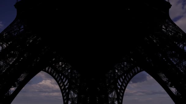 Torre Eiffel París Francia Sobre Fondo Nubes Movimiento — Vídeo de stock