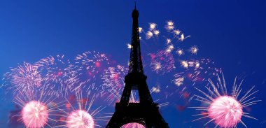 Paris, Fransa 'daki Eyfel Kulesi üzerinde kutlama havai fişekleri 