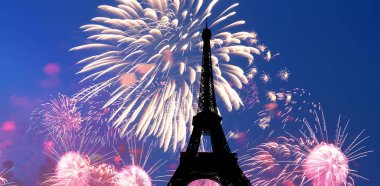 Paris, Fransa 'daki Eyfel Kulesi üzerinde kutlama havai fişekleri 