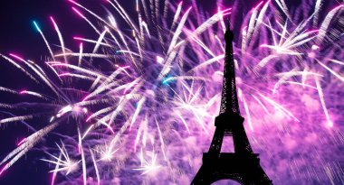 Paris, Fransa 'daki Eyfel Kulesi üzerinde kutlama havai fişekleri 