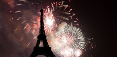 Paris, Fransa 'daki Eyfel Kulesi üzerinde kutlama havai fişekleri 