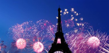 Paris, Fransa 'daki Eyfel Kulesi üzerinde kutlama havai fişekleri 