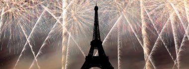 Paris, Fransa 'daki Eyfel Kulesi üzerinde kutlama havai fişekleri 