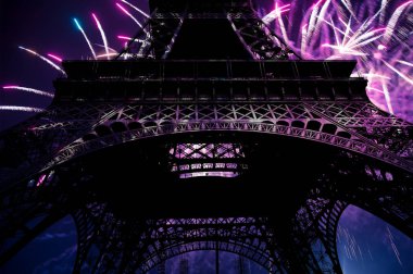 Paris, Fransa 'daki Eyfel Kulesi üzerinde kutlama havai fişekleri 