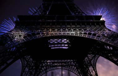 Paris, Fransa 'daki Eyfel Kulesi üzerinde kutlama havai fişekleri 