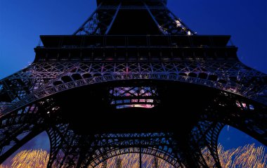 Paris, Fransa 'daki Eyfel Kulesi üzerinde kutlama havai fişekleri 