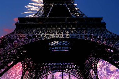 Paris, Fransa 'daki Eyfel Kulesi üzerinde kutlama havai fişekleri 