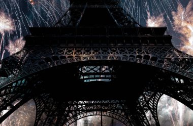 Paris, Fransa 'daki Eyfel Kulesi üzerinde kutlama havai fişekleri 