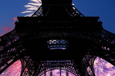 Paris, Fransa 'daki Eyfel Kulesi üzerinde kutlama havai fişekleri 
