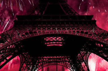 Paris, Fransa 'daki Eyfel Kulesi üzerinde kutlama havai fişekleri 