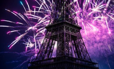 Paris, Fransa 'daki Eyfel Kulesi üzerinde kutlama havai fişekleri 