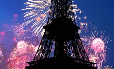 Paris, Fransa 'daki Eyfel Kulesi üzerinde kutlama havai fişekleri 