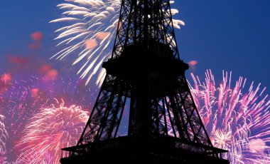 Paris, Fransa 'daki Eyfel Kulesi üzerinde kutlama havai fişekleri 