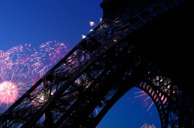 Paris, Fransa 'daki Eyfel Kulesi üzerinde kutlama havai fişekleri 