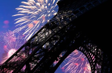 Paris, Fransa 'daki Eyfel Kulesi üzerinde kutlama havai fişekleri 