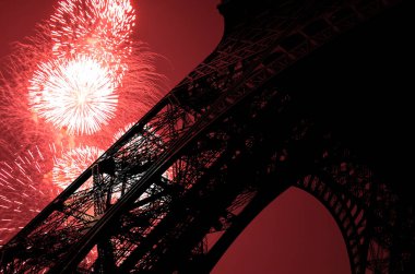 Paris, Fransa 'daki Eyfel Kulesi üzerinde kutlama havai fişekleri 