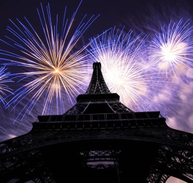 Paris, Fransa 'daki Eyfel Kulesi üzerinde kutlama havai fişekleri 