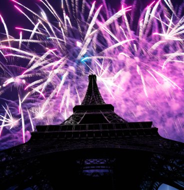 Paris, Fransa 'daki Eyfel Kulesi üzerinde kutlama havai fişekleri 