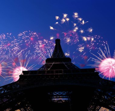 Paris, Fransa 'daki Eyfel Kulesi üzerinde kutlama havai fişekleri 