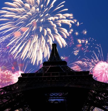Paris, Fransa 'daki Eyfel Kulesi üzerinde kutlama havai fişekleri 