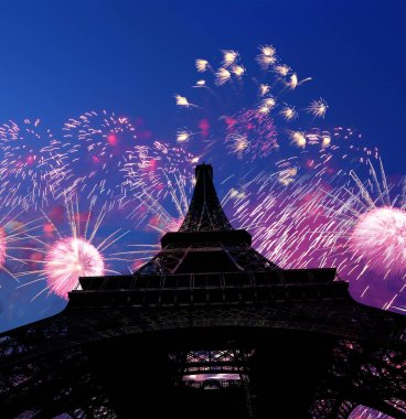 Paris, Fransa 'daki Eyfel Kulesi üzerinde kutlama havai fişekleri 