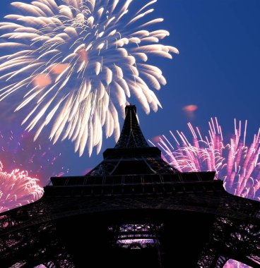 Paris, Fransa 'daki Eyfel Kulesi üzerinde kutlama havai fişekleri 