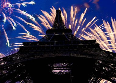 Paris, Fransa 'daki Eyfel Kulesi üzerinde kutlama havai fişekleri 