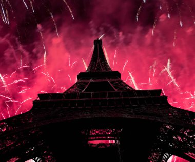 Paris, Fransa 'daki Eyfel Kulesi üzerinde kutlama havai fişekleri 